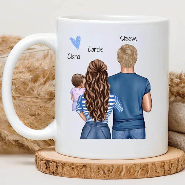 Mug blanc en céramique personnalisé aux prénoms Clara, Carole et Steeve, posé sur un rondin de bois