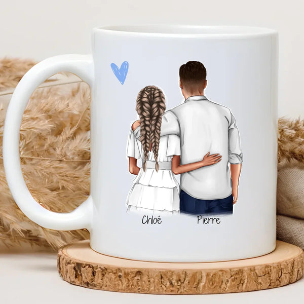 Tasse blanche illustrée d'un couple dessiné de dos, elle en robe blanche, lui en chemise, prénoms Chloé et Pierre, cadeau pour des noces de coton