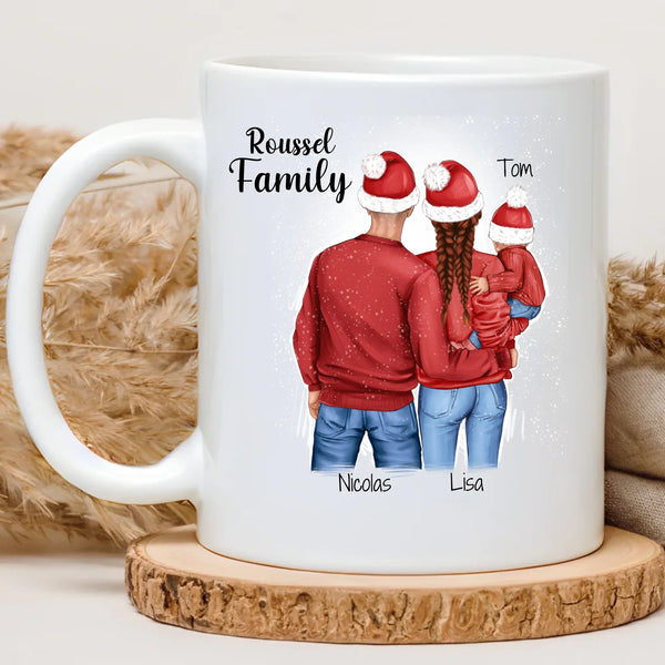 Mug de Noël personnalisé au nom de famille, parents et enfant en pulls rouges et bonnets de Noël, prénoms sous chaque personnage