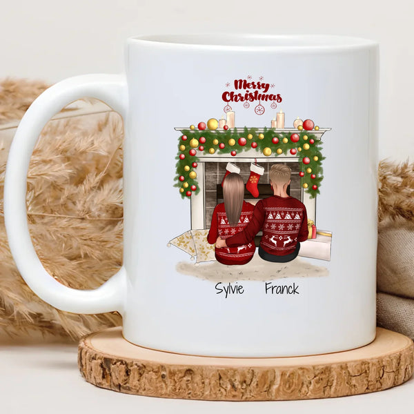 Mug de Noël couple personnalisé aux deux prénoms, le duo devant la cheminée