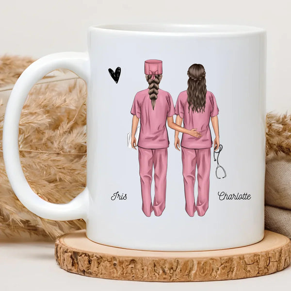 Mug Médecine personnalisé : deux soignantes de dos en tenue rose, stéthoscope et prénoms, cadeau pour dire merci