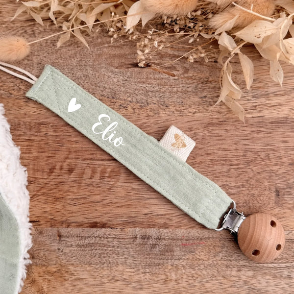 Attache tétine en gaze de coton vert sauge, pince ronde en bois, prénom Elio imprimé en blanc