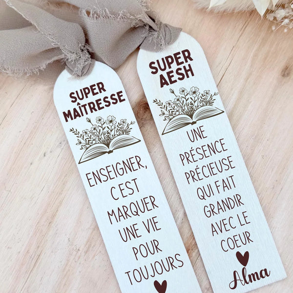 Marque-pages en bois clair gravés Super Maîtresse et Super AESH, livre ouvert fleuri et ruban en gaze, cadeau pour une lectrice