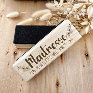 Brosse à tableau personnalisée Maîtresse en bois gravé avec prénom et fleurs de cerisier — cadeau henrietteandco