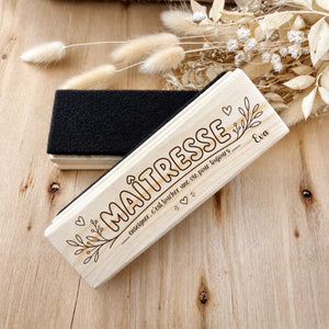 Brosse à tableau personnalisée Maîtresse en bois gravé avec citation 'enseigner c'est toucher une vie pour toujours' et prénom — cadeau henrietteandco