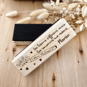 Brosse à tableau personnalisée Maîtresse en bois gravé avec citation 'les leçons s'effacent mais les souvenirs eux restent' et prénom — cadeau henrietteandco