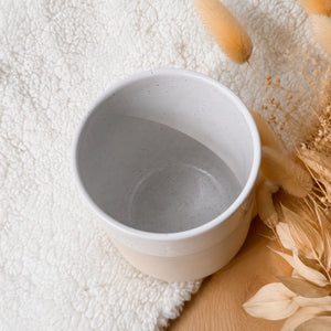 Tasse gravée personnalisée Moccha vue de dessus — intérieur blanc moucheté sur grès brut — atelier henrietteandco