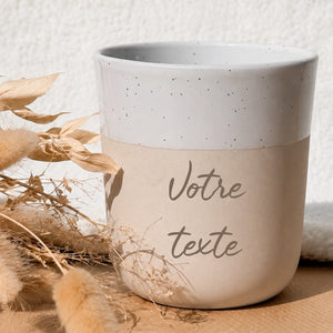 Tasse gravée personnalisée Moccha, gobelet en grès sans anse — texte gravé sur la partie beige — atelier henrietteandco