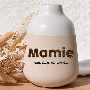 Vase personnalisé mamie en grès, surnom Mamie et prénoms des petits-enfants — cadeau henrietteandco