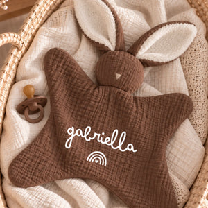 Doudou bébé personnalisé au prénom en velours — cadeau naissance henrietteandco