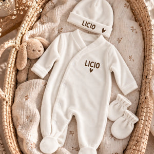Pyjama bébé personnalisé prénom en velours blanc avec bonnet et moufles, dans un couffin en osier