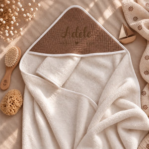 Cape de bain bébé personnalisée au prénom — capuche marron