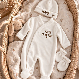 Pyjama bébé personnalisé date de naissance en velours blanc, bonnet et moufles, dans un couffin en osier