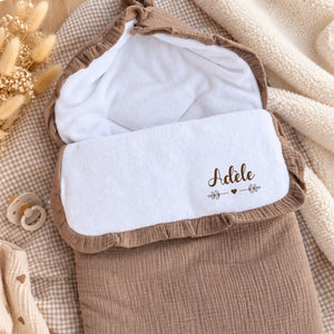 Nid d'ange bébé personnalisé au prénom en gaze de coton marron gaufrée à volant, doublure polaire blanche et prénom écrit en grand — henrietteandco