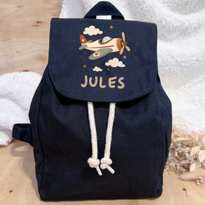 Sac à dos enfant marine personnalisé au prénom, motif avion, personnalisé dans notre atelier à Châtillon-sur-Chalaronne
